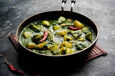 Aloo Palak Sabzi ya da bir kasede servis edilen ıspanaklı patates körisi. Popüler Hint sağlıklı tarifi. Seçici odak