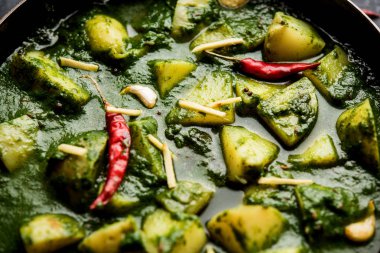 Aloo Palak Sabzi ya da bir kasede servis edilen ıspanaklı patates körisi. Popüler Hint sağlıklı tarifi. Seçici odak