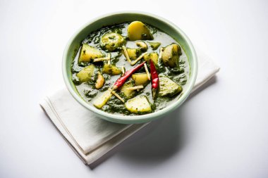 Aloo Palak Sabzi ya da bir kasede servis edilen ıspanaklı patates körisi. Popüler Hint sağlıklı tarifi. Seçici odak