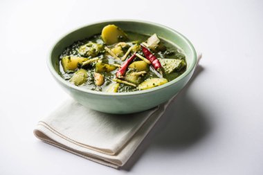Aloo Palak Sabzi ya da bir kasede servis edilen ıspanaklı patates körisi. Popüler Hint sağlıklı tarifi. Seçici odak