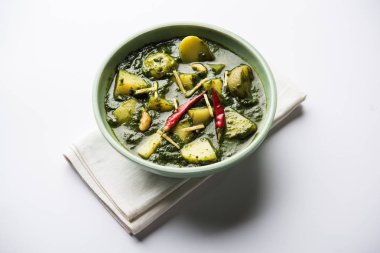 Aloo Palak Sabzi ya da bir kasede servis edilen ıspanaklı patates körisi. Popüler Hint sağlıklı tarifi. Seçici odak