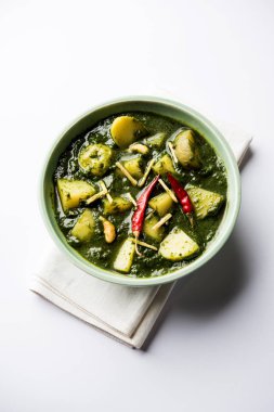 Aloo Palak Sabzi ya da bir kasede servis edilen ıspanaklı patates körisi. Popüler Hint sağlıklı tarifi. Seçici odak