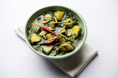 Aloo Palak Sabzi ya da bir kasede servis edilen ıspanaklı patates körisi. Popüler Hint sağlıklı tarifi. Seçici odak