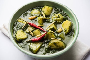 Aloo Palak Sabzi ya da bir kasede servis edilen ıspanaklı patates körisi. Popüler Hint sağlıklı tarifi. Seçici odak