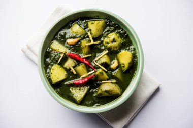 Aloo Palak Sabzi ya da bir kasede servis edilen ıspanaklı patates körisi. Popüler Hint sağlıklı tarifi. Seçici odak