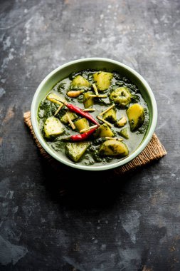 Aloo Palak Sabzi ya da bir kasede servis edilen ıspanaklı patates körisi. Popüler Hint sağlıklı tarifi. Seçici odak