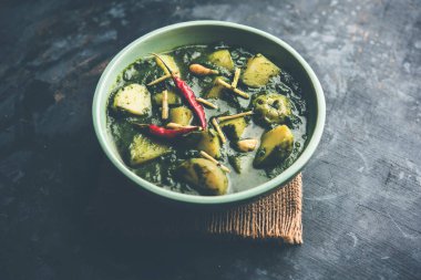 Aloo Palak Sabzi ya da bir kasede servis edilen ıspanaklı patates körisi. Popüler Hint sağlıklı tarifi. Seçici odak