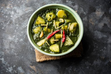 Aloo Palak Sabzi ya da bir kasede servis edilen ıspanaklı patates körisi. Popüler Hint sağlıklı tarifi. Seçici odak