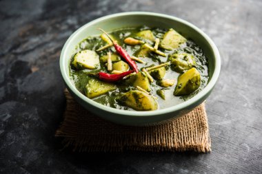 Aloo Palak Sabzi ya da bir kasede servis edilen ıspanaklı patates körisi. Popüler Hint sağlıklı tarifi. Seçici odak