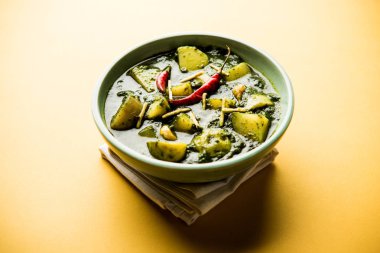 Aloo Palak Sabzi ya da bir kasede servis edilen ıspanaklı patates körisi. Popüler Hint sağlıklı tarifi. Seçici odak