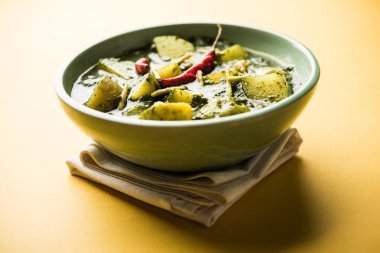 Aloo Palak Sabzi ya da bir kasede servis edilen ıspanaklı patates körisi. Popüler Hint sağlıklı tarifi. Seçici odak