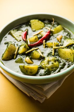 Aloo Palak Sabzi ya da bir kasede servis edilen ıspanaklı patates körisi. Popüler Hint sağlıklı tarifi. Seçici odak
