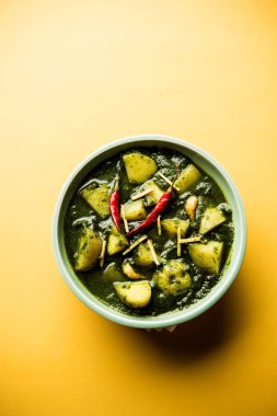 Aloo Palak Sabzi ya da bir kasede servis edilen ıspanaklı patates körisi. Popüler Hint sağlıklı tarifi. Seçici odak