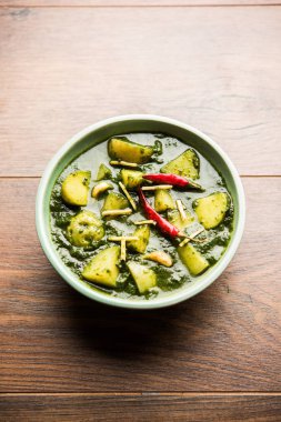 Aloo Palak Sabzi ya da bir kasede servis edilen ıspanaklı patates körisi. Popüler Hint sağlıklı tarifi. Seçici odak