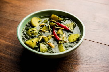 Aloo Palak Sabzi ya da bir kasede servis edilen ıspanaklı patates körisi. Popüler Hint sağlıklı tarifi. Seçici odak