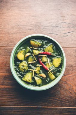 Aloo Palak Sabzi ya da bir kasede servis edilen ıspanaklı patates körisi. Popüler Hint sağlıklı tarifi. Seçici odak