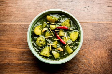 Aloo Palak Sabzi ya da bir kasede servis edilen ıspanaklı patates körisi. Popüler Hint sağlıklı tarifi. Seçici odak