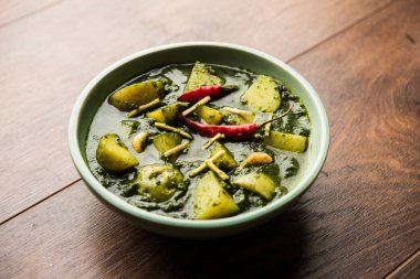 Aloo Palak Sabzi ya da bir kasede servis edilen ıspanaklı patates körisi. Popüler Hint sağlıklı tarifi. Seçici odak