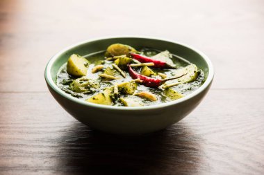 Aloo Palak Sabzi ya da bir kasede servis edilen ıspanaklı patates körisi. Popüler Hint sağlıklı tarifi. Seçici odak