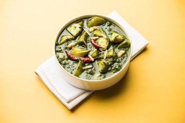 Aloo Palak Sabzi ya da bir kasede servis edilen ıspanaklı patates körisi. Popüler Hint sağlıklı tarifi. Seçici odak