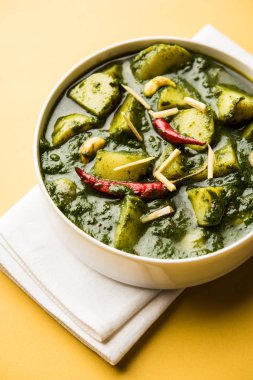 Aloo Palak Sabzi ya da bir kasede servis edilen ıspanaklı patates körisi. Popüler Hint sağlıklı tarifi. Seçici odak