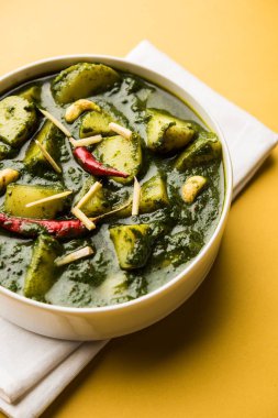 Aloo Palak Sabzi ya da bir kasede servis edilen ıspanaklı patates körisi. Popüler Hint sağlıklı tarifi. Seçici odak