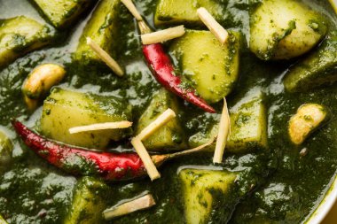 Aloo Palak Sabzi ya da bir kasede servis edilen ıspanaklı patates körisi. Popüler Hint sağlıklı tarifi. Seçici odak