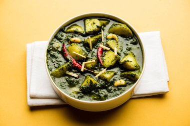 Aloo Palak Sabzi ya da bir kasede servis edilen ıspanaklı patates körisi. Popüler Hint sağlıklı tarifi. Seçici odak