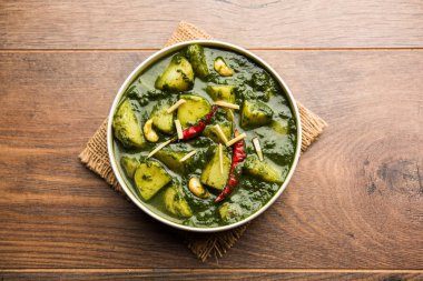 Aloo Palak Sabzi ya da bir kasede servis edilen ıspanaklı patates körisi. Popüler Hint sağlıklı tarifi. Seçici odak