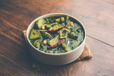 Aloo Palak Sabzi ya da bir kasede servis edilen ıspanaklı patates körisi. Popüler Hint sağlıklı tarifi. Seçici odak