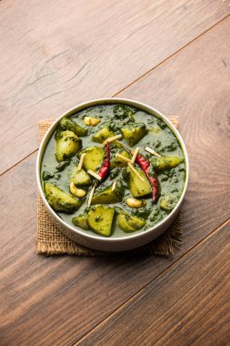 Aloo Palak Sabzi ya da bir kasede servis edilen ıspanaklı patates körisi. Popüler Hint sağlıklı tarifi. Seçici odak