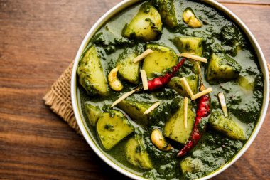 Aloo Palak Sabzi ya da bir kasede servis edilen ıspanaklı patates körisi. Popüler Hint sağlıklı tarifi. Seçici odak