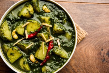 Aloo Palak Sabzi ya da bir kasede servis edilen ıspanaklı patates körisi. Popüler Hint sağlıklı tarifi. Seçici odak