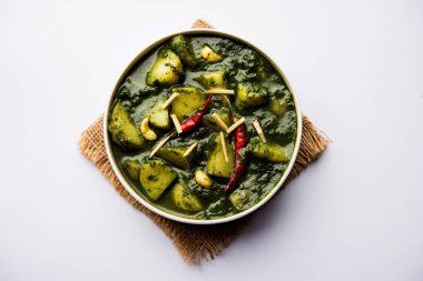 Aloo Palak Sabzi ya da bir kasede servis edilen ıspanaklı patates körisi. Popüler Hint sağlıklı tarifi. Seçici odak