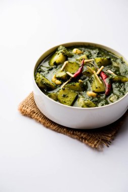 Aloo Palak Sabzi ya da bir kasede servis edilen ıspanaklı patates körisi. Popüler Hint sağlıklı tarifi. Seçici odak
