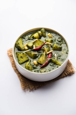 Aloo Palak Sabzi ya da bir kasede servis edilen ıspanaklı patates körisi. Popüler Hint sağlıklı tarifi. Seçici odak