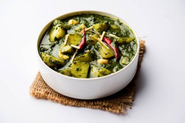 Aloo Palak Sabzi ya da bir kasede servis edilen ıspanaklı patates körisi. Popüler Hint sağlıklı tarifi. Seçici odak