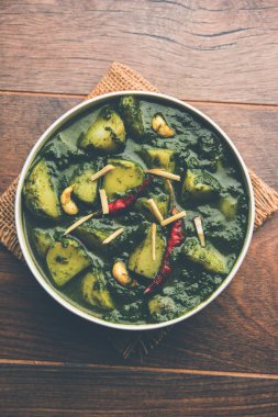Aloo Palak Sabzi ya da bir kasede servis edilen ıspanaklı patates körisi. Popüler Hint sağlıklı tarifi. Seçici odak