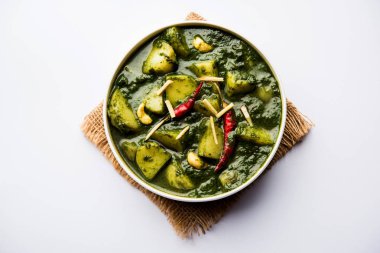 Aloo Palak Sabzi ya da bir kasede servis edilen ıspanaklı patates körisi. Popüler Hint sağlıklı tarifi. Seçici odak