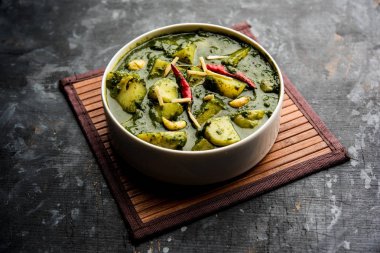 Aloo Palak Sabzi ya da bir kasede servis edilen ıspanaklı patates körisi. Popüler Hint sağlıklı tarifi. Seçici odak