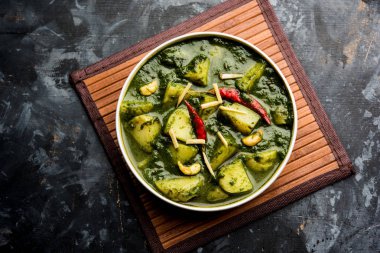 Aloo Palak Sabzi ya da bir kasede servis edilen ıspanaklı patates körisi. Popüler Hint sağlıklı tarifi. Seçici odak
