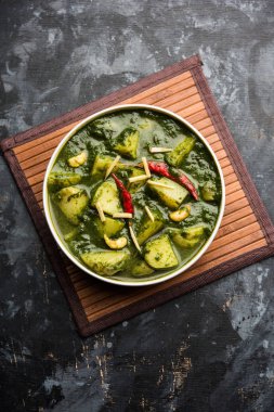 Aloo Palak Sabzi ya da bir kasede servis edilen ıspanaklı patates körisi. Popüler Hint sağlıklı tarifi. Seçici odak