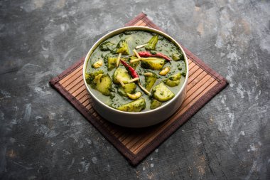 Aloo Palak Sabzi ya da bir kasede servis edilen ıspanaklı patates körisi. Popüler Hint sağlıklı tarifi. Seçici odak