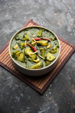 Aloo Palak Sabzi ya da bir kasede servis edilen ıspanaklı patates körisi. Popüler Hint sağlıklı tarifi. Seçici odak