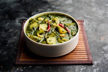 Aloo Palak Sabzi ya da bir kasede servis edilen ıspanaklı patates körisi. Popüler Hint sağlıklı tarifi. Seçici odak