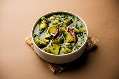 Aloo Palak Sabzi ya da bir kasede servis edilen ıspanaklı patates körisi. Popüler Hint sağlıklı tarifi. Seçici odak