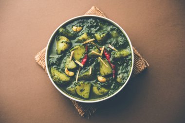 Aloo Palak Sabzi ya da bir kasede servis edilen ıspanaklı patates körisi. Popüler Hint sağlıklı tarifi. Seçici odak