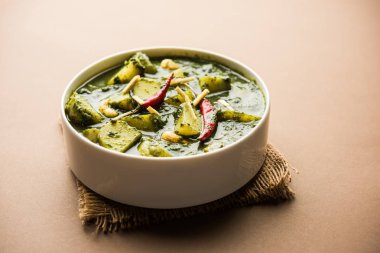 Aloo Palak Sabzi ya da bir kasede servis edilen ıspanaklı patates körisi. Popüler Hint sağlıklı tarifi. Seçici odak