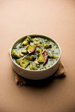 Aloo Palak Sabzi ya da bir kasede servis edilen ıspanaklı patates körisi. Popüler Hint sağlıklı tarifi. Seçici odak