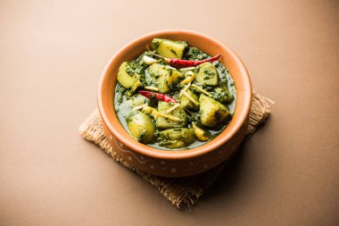 Aloo Palak Sabzi ya da bir kasede servis edilen ıspanaklı patates körisi. Popüler Hint sağlıklı tarifi. Seçici odak